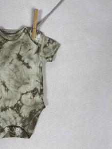 Hand dyed baby body - Khaki Tie-dye Natural 0-3 month