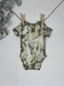 Hand dyed baby body - Khaki Tie-dye Natural 6-9 month