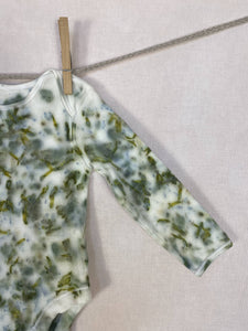 Hand dyed baby body - Dahlias petals' imprint Natural Green 6-9 month