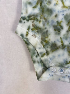 Hand dyed baby body - Dahlias petals' imprint Natural Green 6-9 month