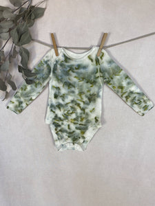 Hand dyed baby body - Dahlias petals' imprint Natural Green 9-12 month